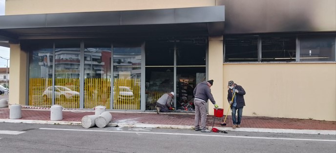 Fanno esplodere la cassa di sicurezza del supermercato, caccia alla banda