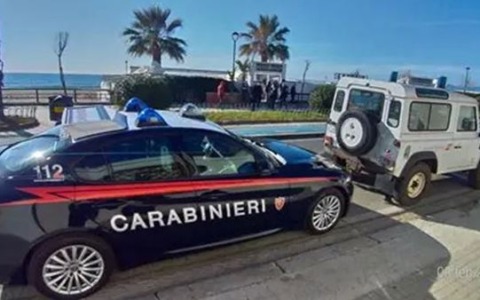 Atti osceni in spiaggia, denunciato un 43enne
