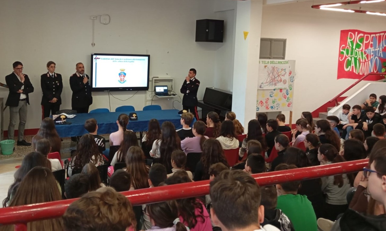 Sicurezza digitale e bullismo, i carabinieri incontrano gli studenti