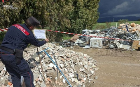 Abbandono di rifiuti speciali, impresa denunciata