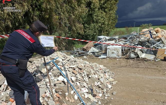 Abbandono di rifiuti speciali, impresa denunciata