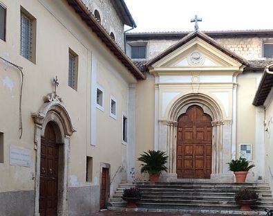 Furto in chiesa, buttata a terra e saccheggiata la statua della Madonna