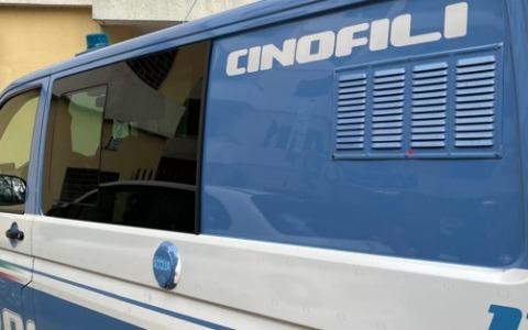 Controlli interforze della Polizia in città con le unità cinofile
