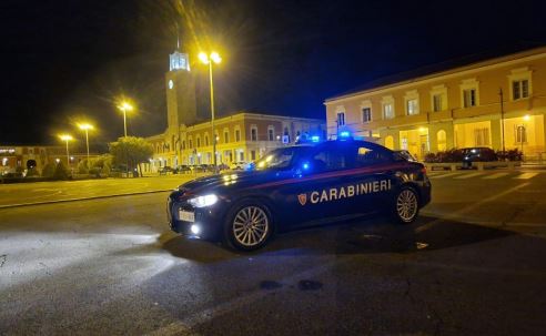 Dà in escandescenze sia in caserma che in ospedale, bloccato e arrestato
