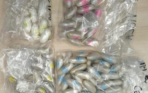 Viaggiava sul treno con ovuli di cocaina, eroina e metanfetamine, arrestato