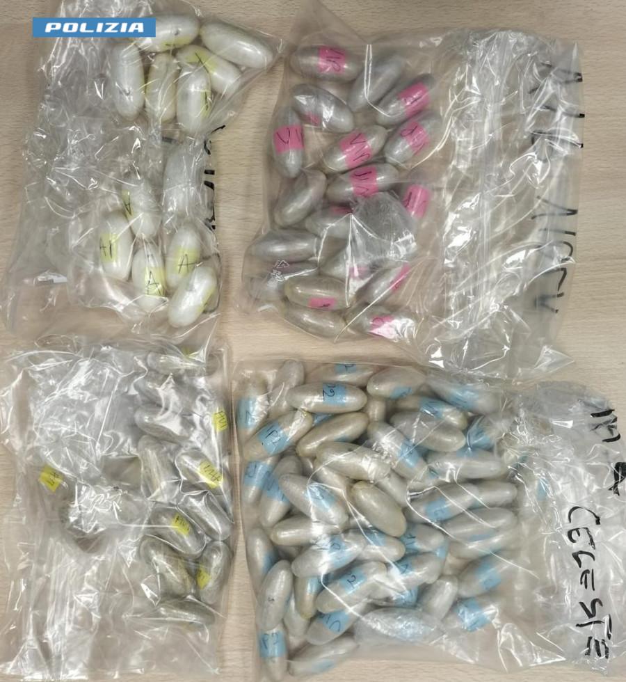 Viaggiava sul treno con ovuli di cocaina, eroina e metanfetamine, arrestato