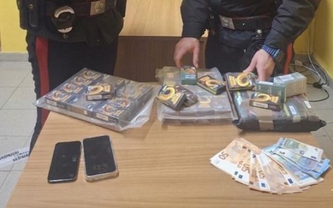 Fermato in auto con quasi 8 chilogrammi di hashish, arrestato un giovane di 24 anni