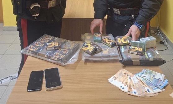 Fermato in auto con quasi 8 chilogrammi di hashish, arrestato un giovane di 24 anni