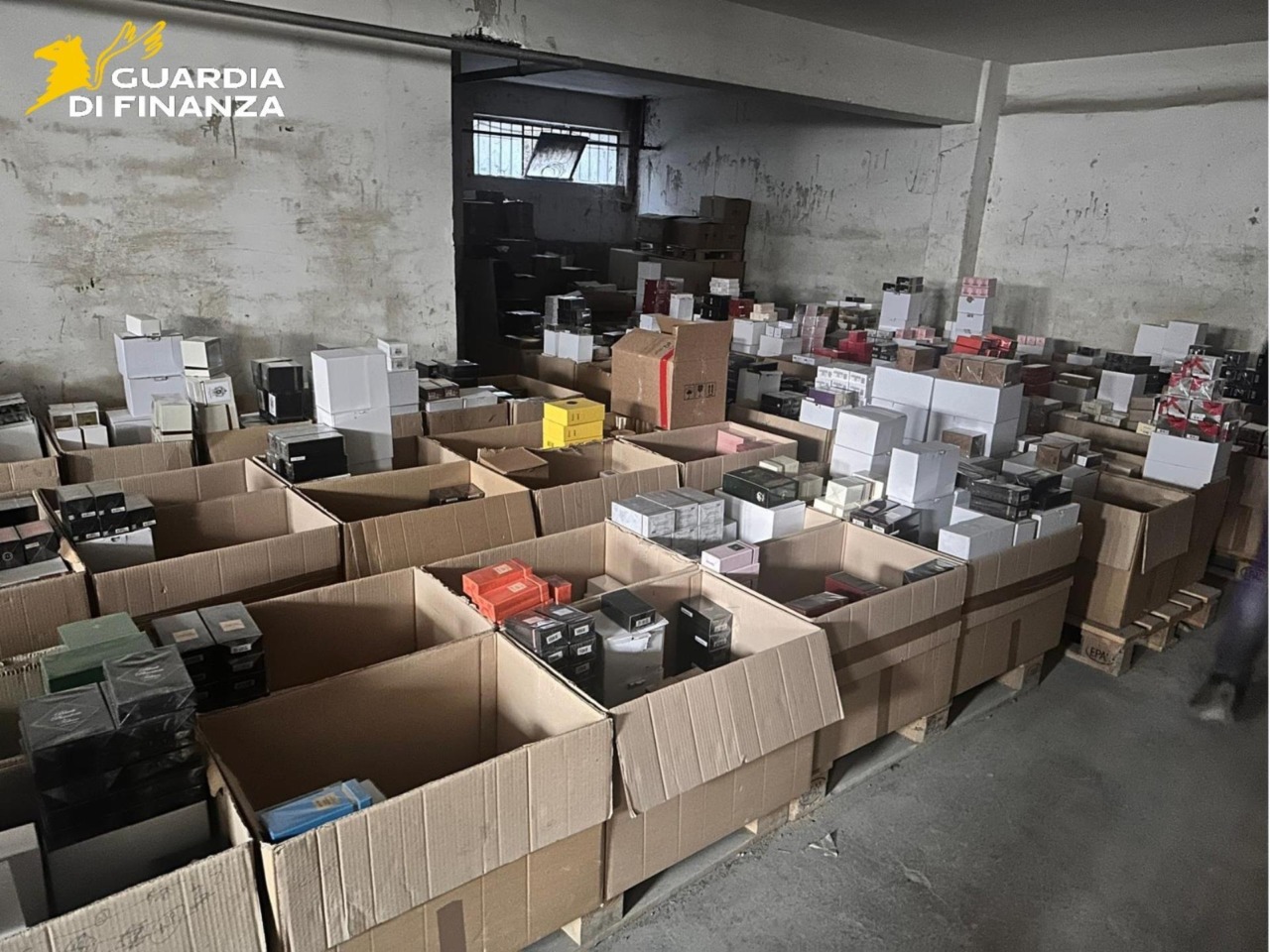 Business dei profumi falsi: sequestrate 24 mila boccette tossiche