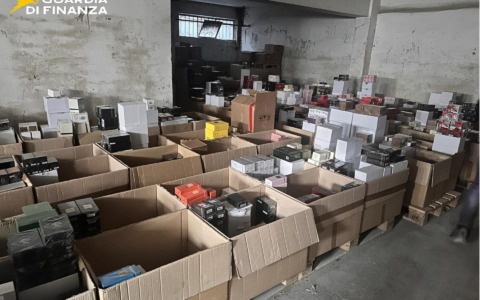 Business dei profumi falsi: sequestrate 24 mila boccette tossiche