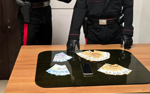 Esige la restituzione di denaro per un debito contratto dal figlio della vittima, arrestato