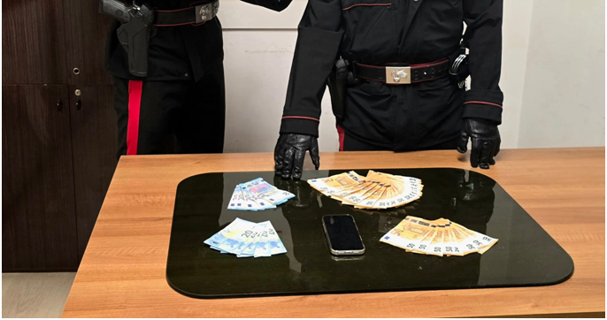 Esige la restituzione di denaro per un debito contratto dal figlio della vittima, arrestato