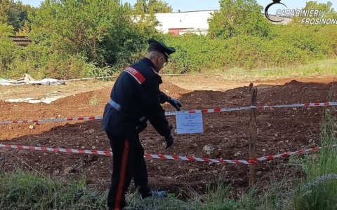 Mascherine FFP2 scadute interrate, scoperta discarica abusiva. Denunciati tre uomini