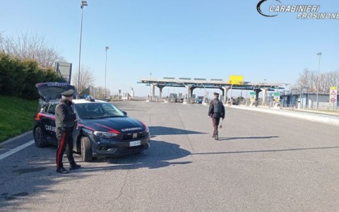 Controlli stradali, sequestrato un coltello e denunciato un 50enne