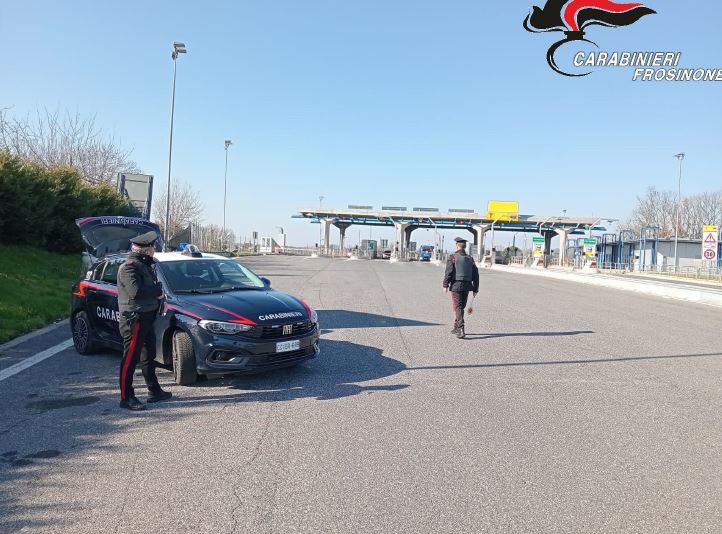 Controlli stradali, sequestrato un coltello e denunciato un 50enne