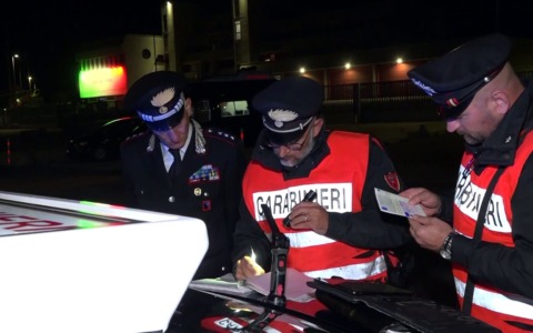 Droga in auto e rifiuto dei test, ritirata la patente a un professionista