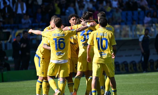Frosinone – Carrarese 3-0: la corsa alla promozione diretta in Serie A continua