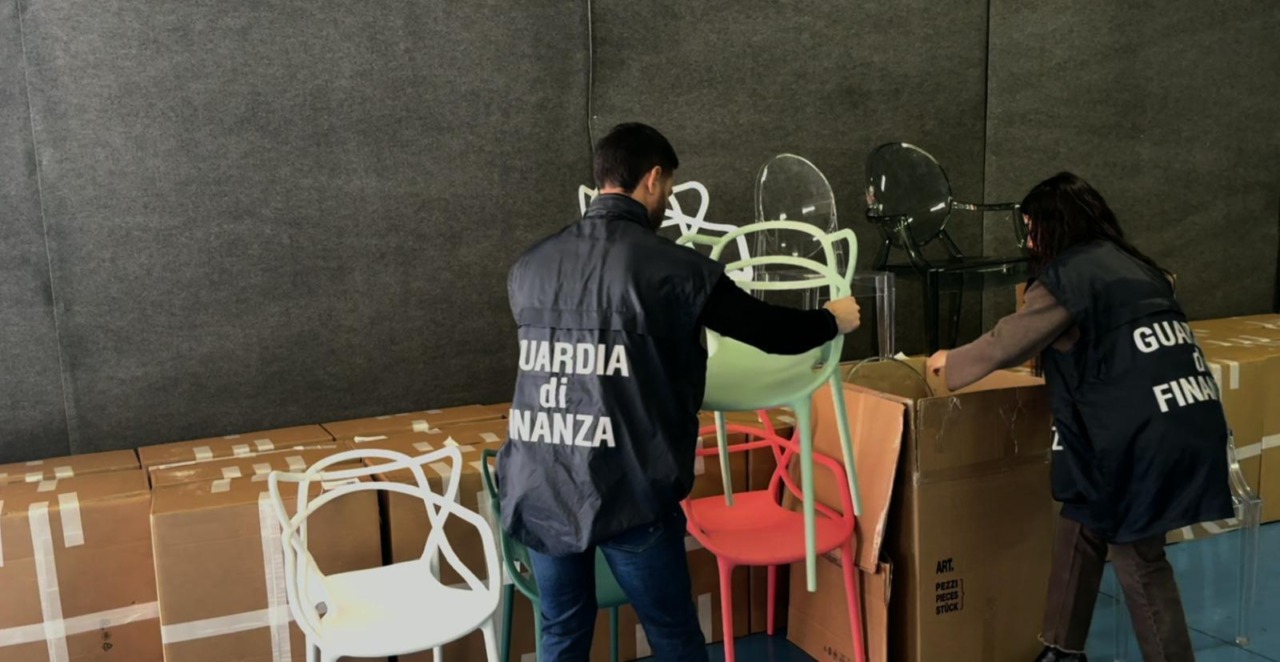 Complementi di arredi contraffatti, denunce e sequestri