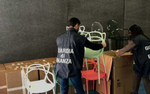 Complementi di arredi contraffatti, denunce e sequestri