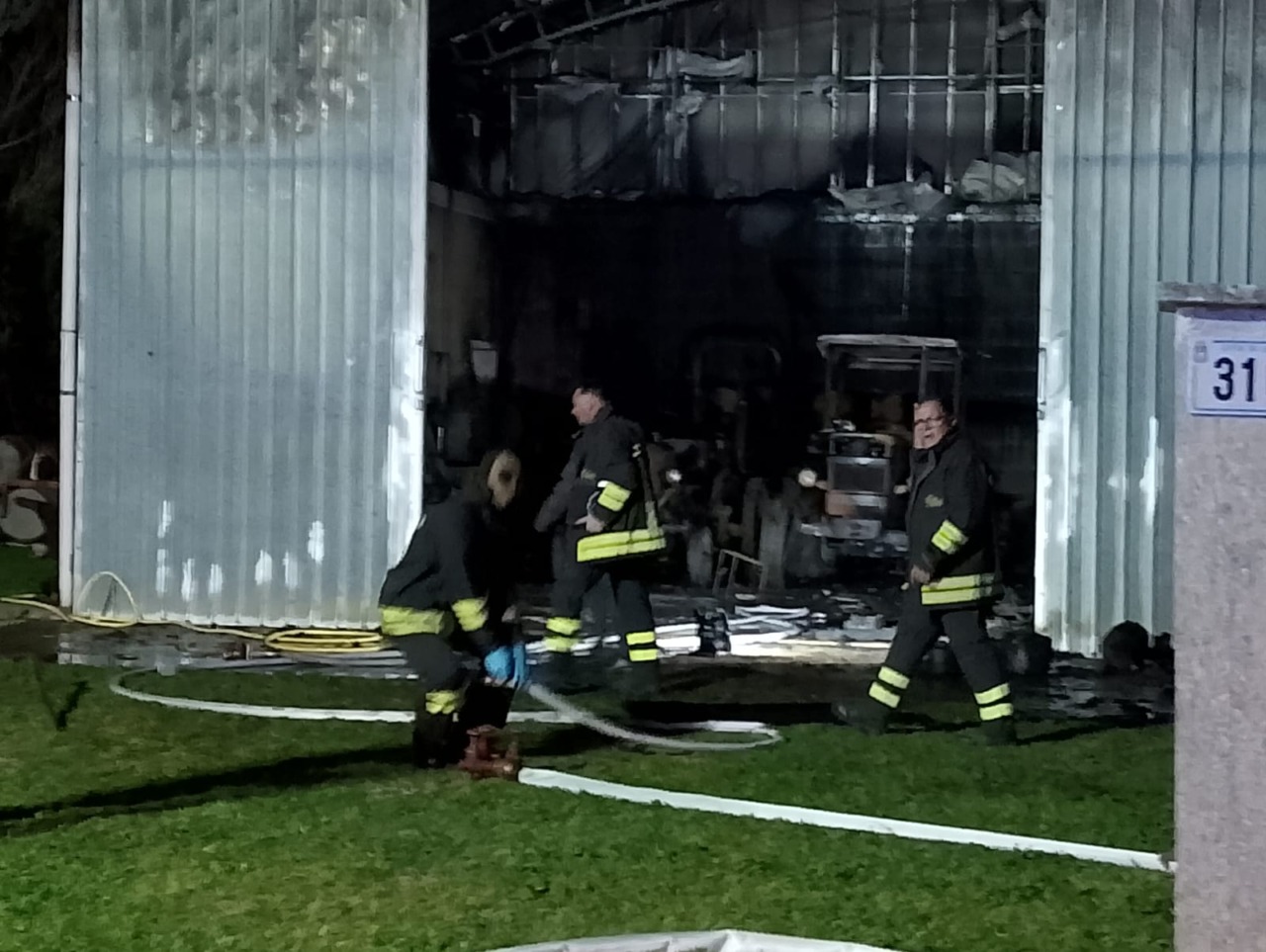Incendio distrugge capannone agricolo. LE IMMAGINI