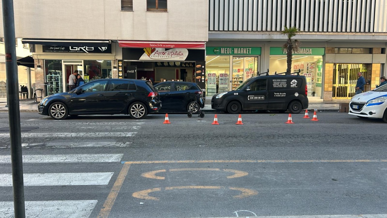 Anziana investita mentre attraversa la strada, è grave