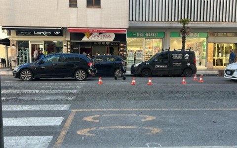 Anziana investita mentre attraversa la strada, è grave