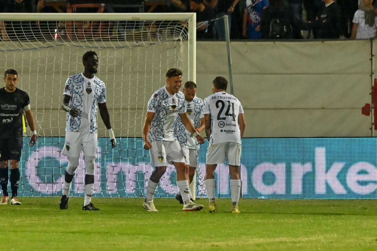 Il Latina chiude il campionato con una goleada, vittoria per 5-2 a Crotone