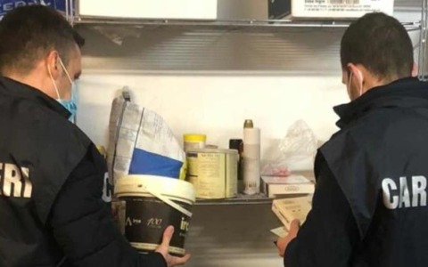 Blitz dei Carabinieri del NAS nel sud pontino: chiuso un deposito, multato un panificio e un’azienda agricola. Sequestrati oltre 250 kg di alimenti e conserve a rischio botulino