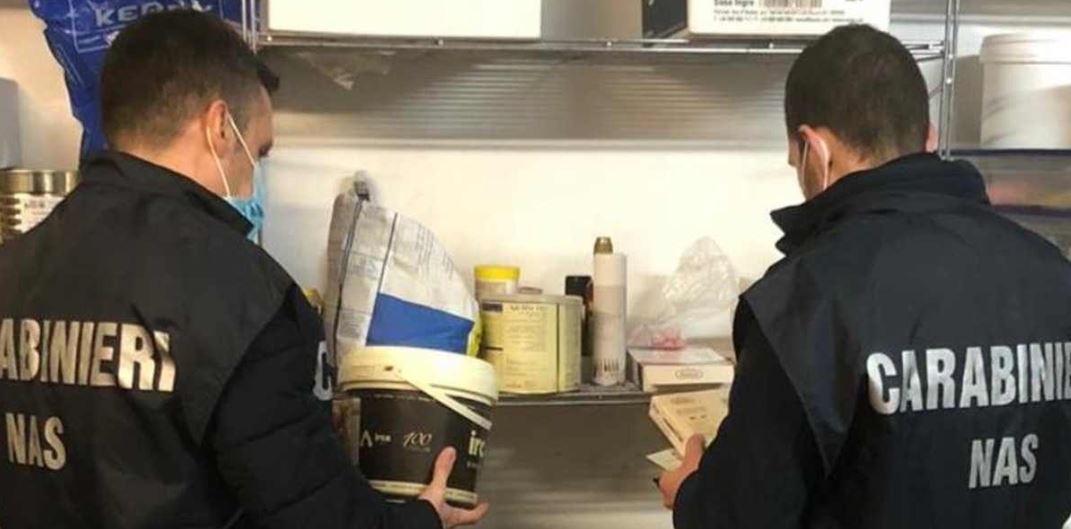 Blitz dei Carabinieri del NAS nel sud pontino: chiuso un deposito, multato un panificio e un’azienda agricola. Sequestrati oltre 250 kg di alimenti e conserve a rischio botulino