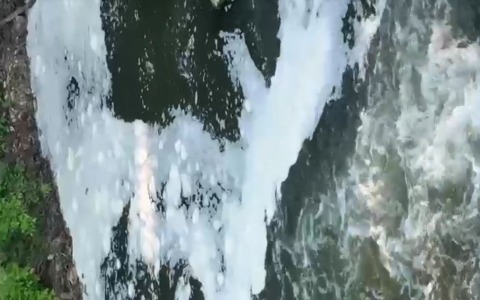 Fiume Sacco, ancora schiuma. Nuova denuncia dei residenti