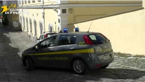 Sequestrati oltre 200 articoli di moda irregolari, sanzioni fino a 26 mila euro