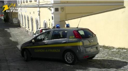 Sequestrati oltre 200 articoli di moda irregolari, sanzioni fino a 26 mila euro