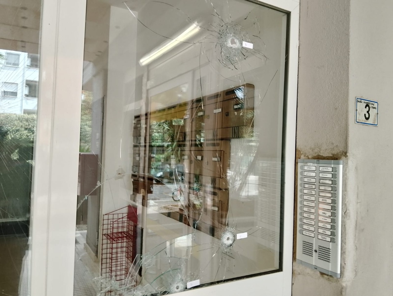 Si spara ancora in città, colpi di pistola in via dei Lauri e in via Lussemburgo. Si segue un’unica pista. LE IMMAGINI