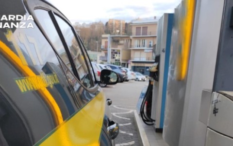 Acqua nel carburante, sequestrata una pompa di gasolio