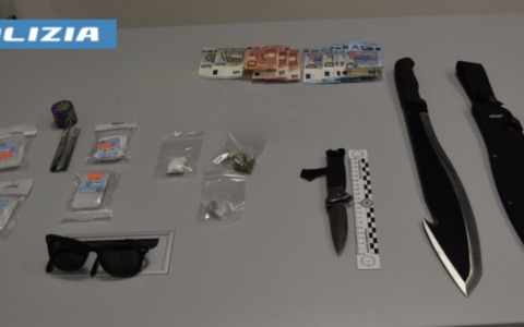 Spacciatore trovato con un machete da mezzo metro e un coltello nello scooter