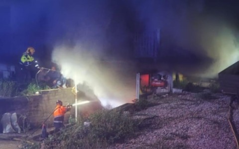 Incendio in un garage, danneggiati diversi mezzi