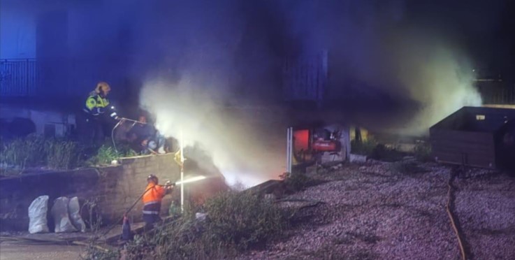Incendio in un garage, danneggiati diversi mezzi
