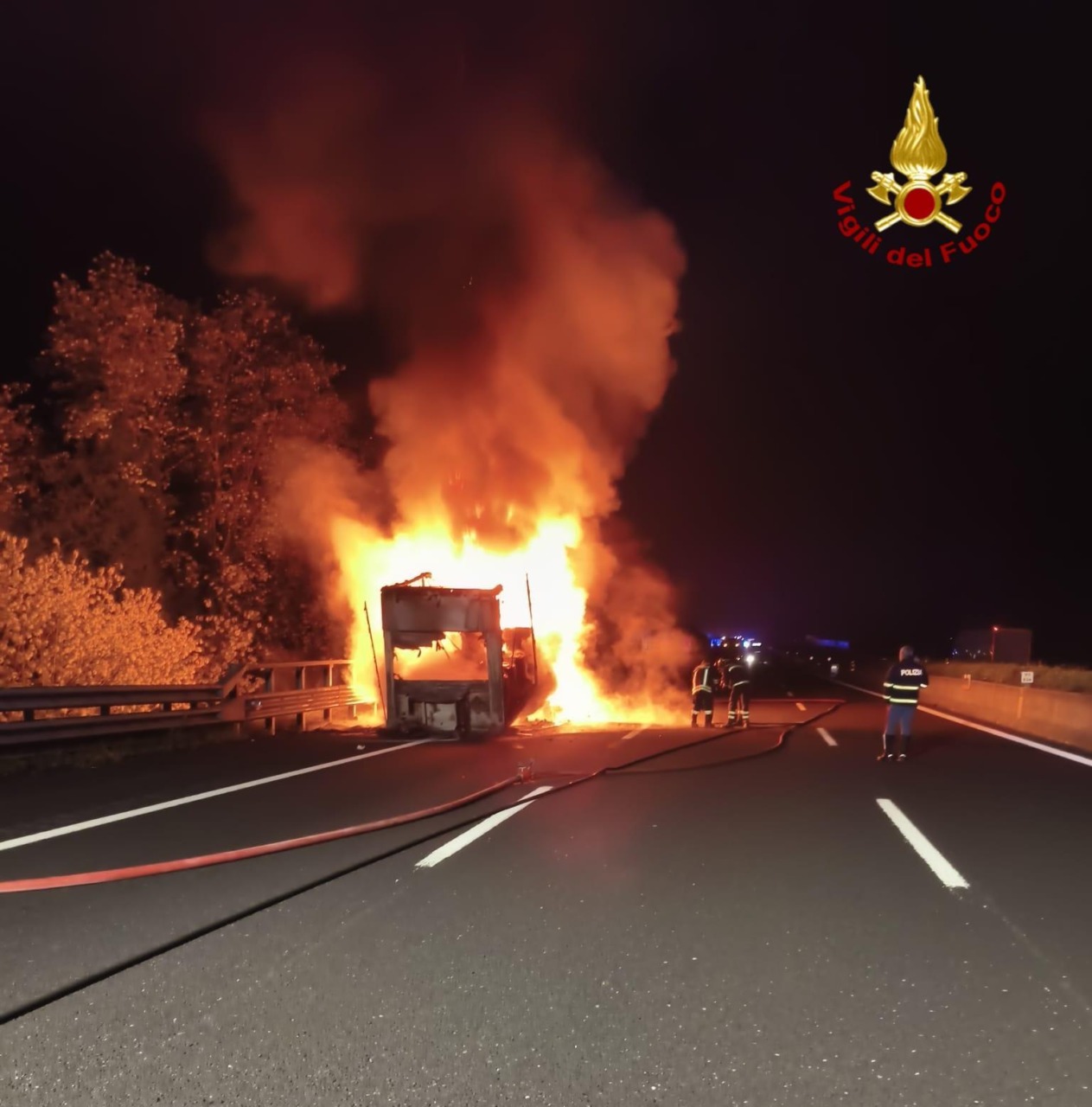 Incendio di un semirimorchio in Autostrada, Vigili del Fuoco al lavoro per tutta la notte