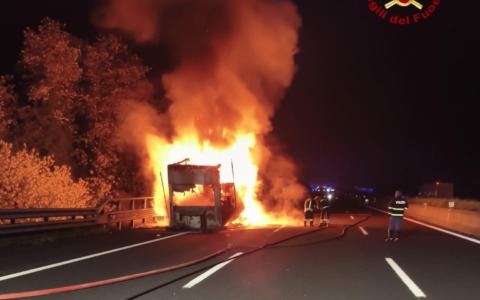 Incendio di un semirimorchio in Autostrada, Vigili del Fuoco al lavoro per tutta la notte