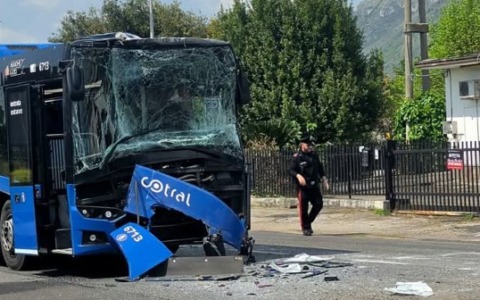 Violento tamponamento tra due bus Cotral, sette feriti