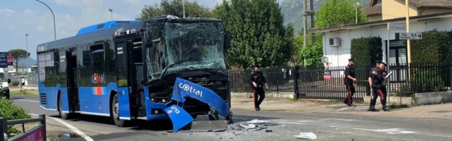 Violento tamponamento tra due bus Cotral, sette feriti