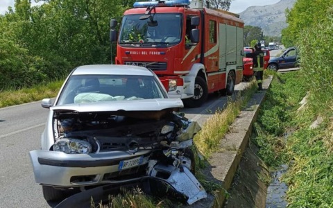 Auto fuori strada sulla Casilina, ferita una donna