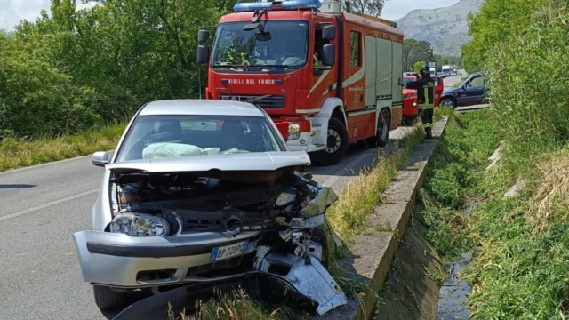 Auto fuori strada sulla Casilina, ferita una donna