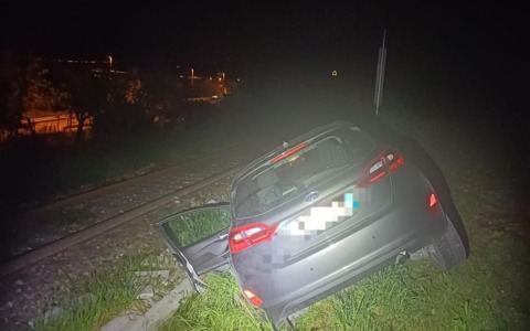 Finisce con l’auto nei pressi del passaggio a livello, interrotta la circolazione ferroviaria