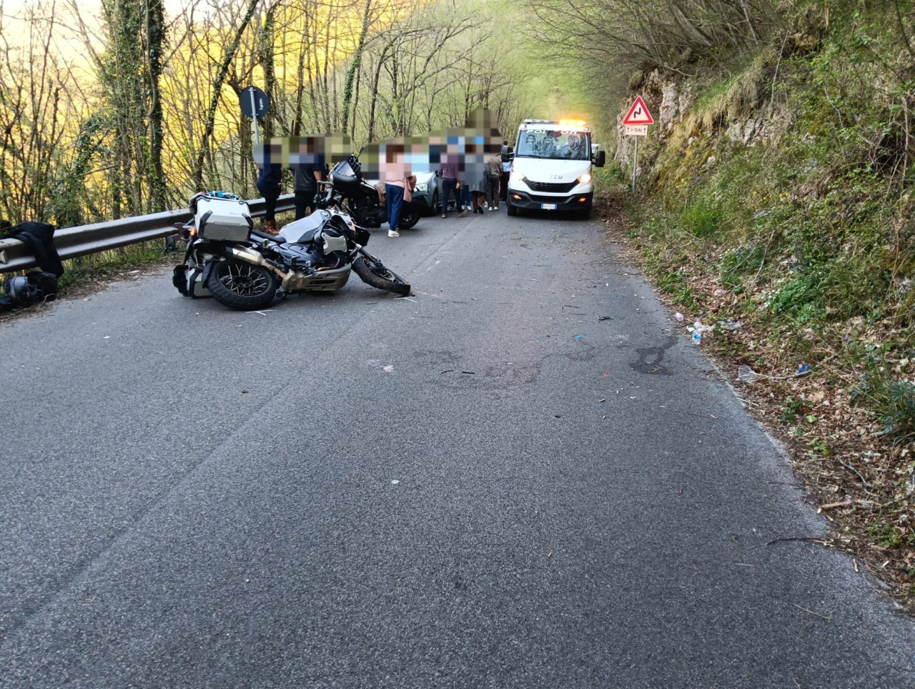 Con la moto contro la parete rocciosa, feriti gravemente due giovani/FOTO
