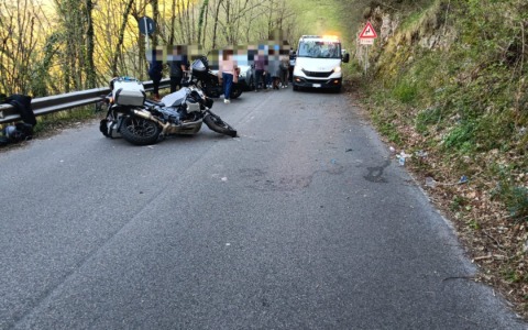 Con la moto contro la parete rocciosa, feriti gravemente due giovani/FOTO