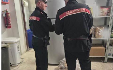 Sette chili di panini scaduti nel locale, multa da 5.000 euro