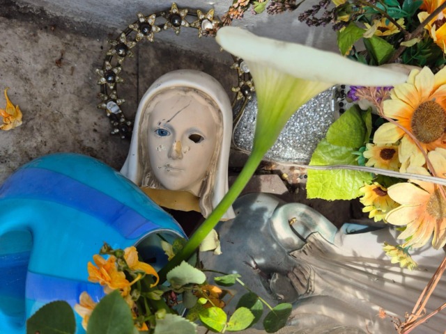 Decapitata la statua della Madonna di Lourdes nella nicchia votiva