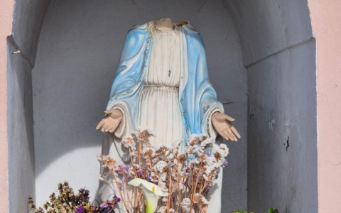 Statue decapitate, si stringe il cerchio: “Nelle immagini delle telecamere anche una donna”