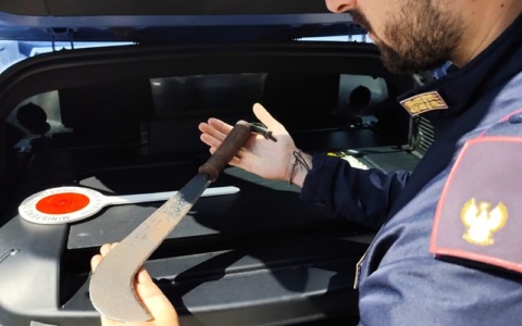 Si aggirava in strada con una roncola, denunciato un uomo